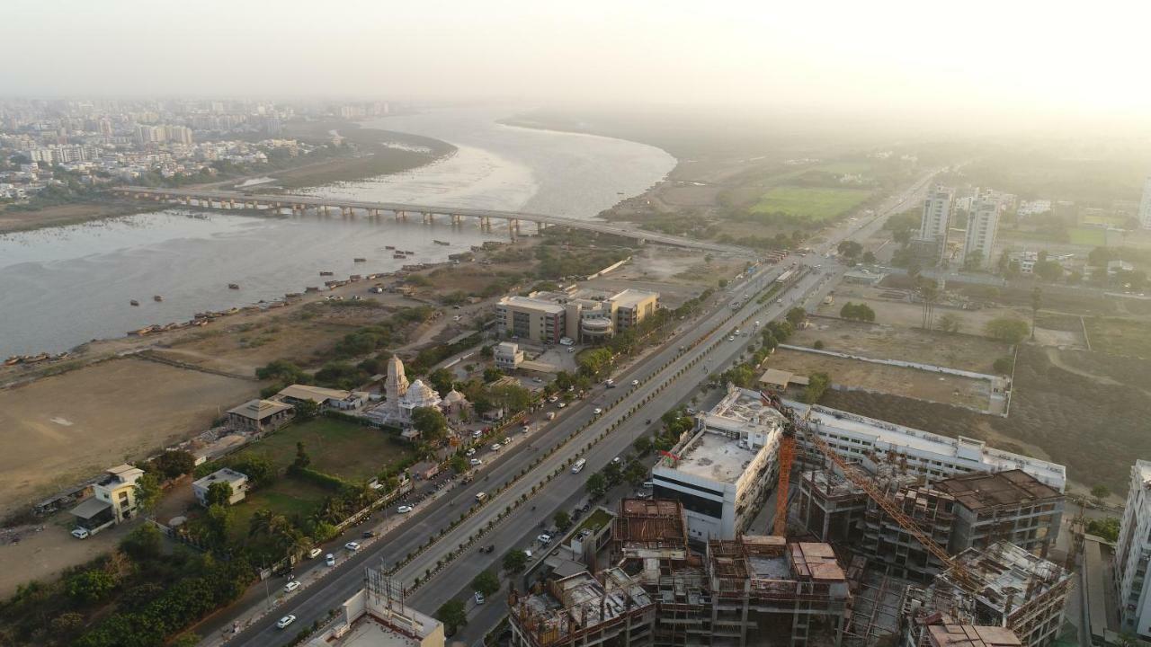 Hotel Sadbhav Villa Surat Exterior foto