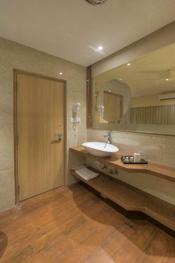 Hotel Sadbhav Villa Surat Exterior foto